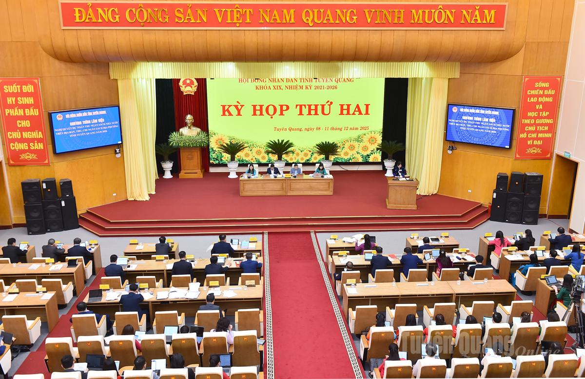 Toàn cảnh phiên họp buổi chiều 9-12 Kỳ họp thứ hai HĐND tỉnh.