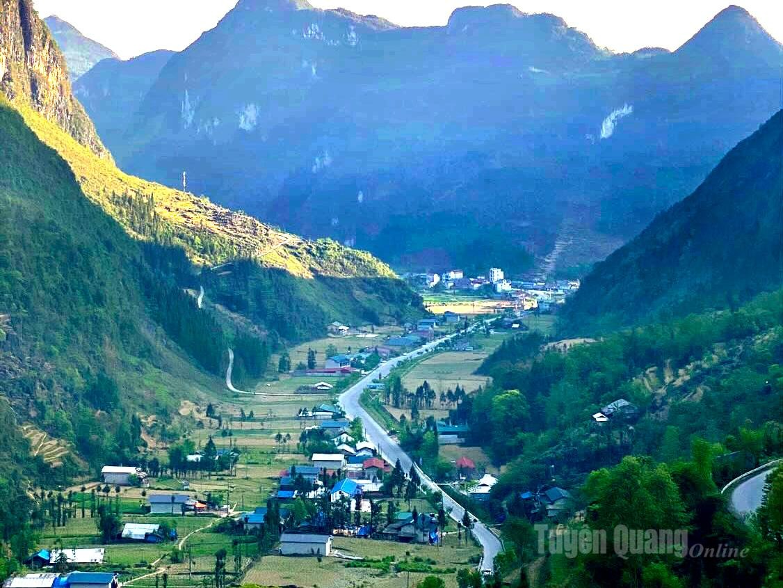 A panoramic view of Pho Bang Valley from an elevated stopover reveals houses nestled amid green meadows and layered limestone mountains. This poetic, pristine beauty has led many to liken Pho Bang to the “Switzerland of Tuyen Quang.”