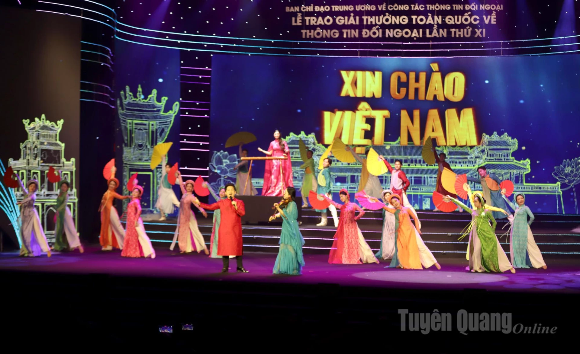 Ca khúc Hello Việt Nam được biểu diễn chào mừng tại Lễ trao Giải.