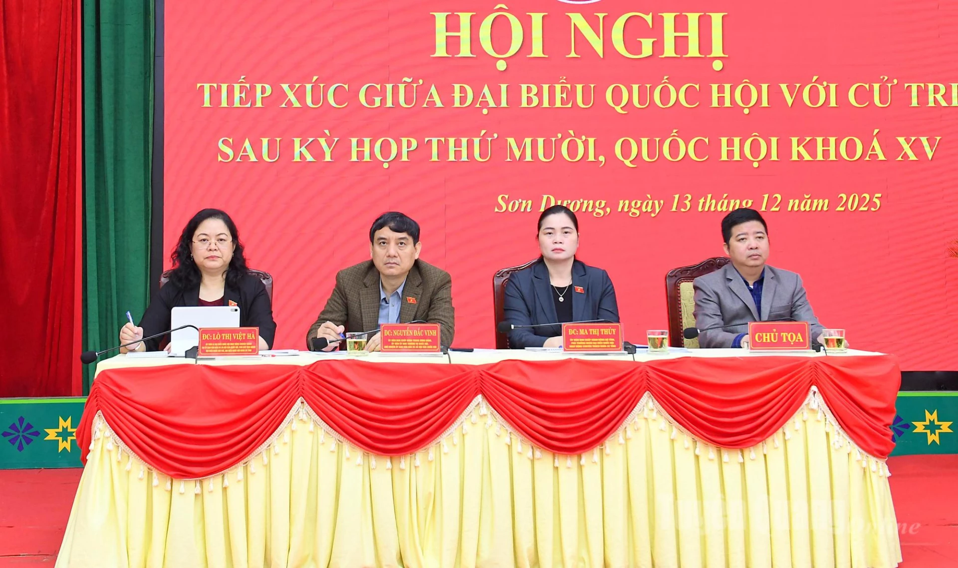 Các đại biểu Quốc hội chủ trì hội nghị tiếp xúc cử tri.