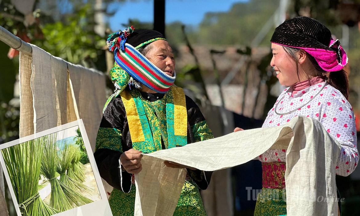 To produce a finished piece of hemp fabric, H’mong women must go through an extremely meticulous and labor-intensive process that requires great patience and skillful hands. The flax plants are harvested and dried. The outer bark is stripped away, then softened using specialized tools.