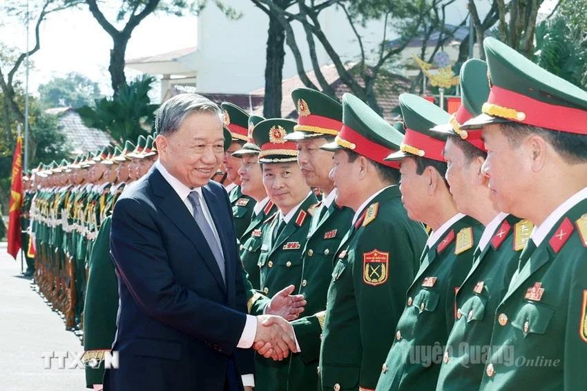 Tổng Bí thư Tô Lâm cùng các cán bộ, chỉ huy Quân đoàn 34. Ảnh: TTXVN