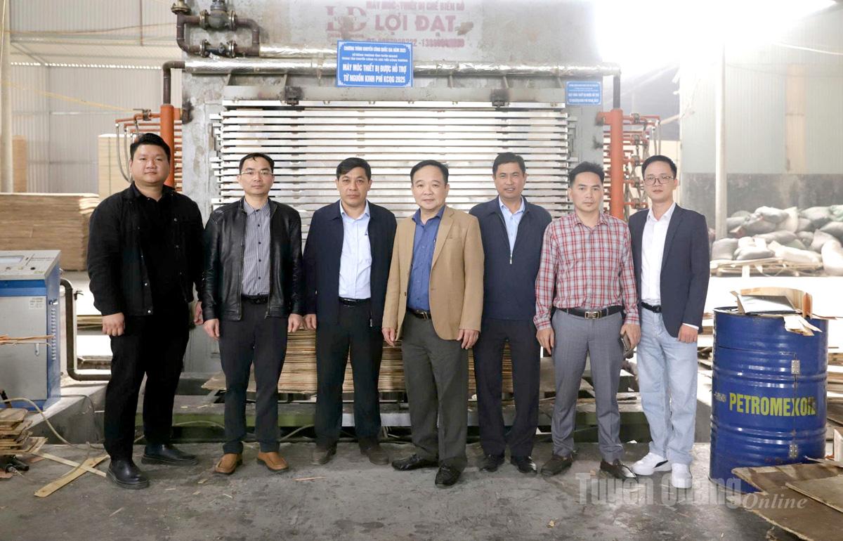 Lãnh đạo Trung tâm Khuyến công và Xúc tiến Công thương bàn giao máy ép nhiệt cho Công ty TNHH Sản xuất và Thương mại dịch vụ Ngọc Đức.