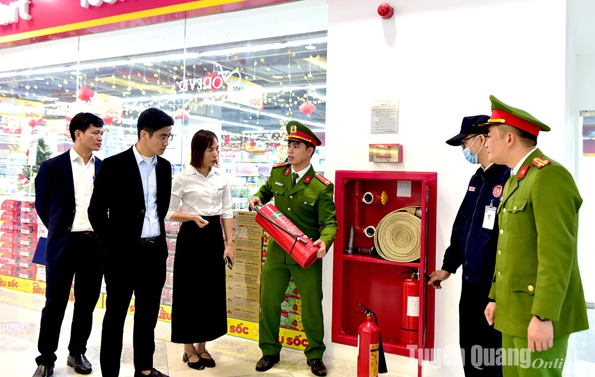 Cán bộ Phòng Cảnh sát PCCC và CNCH, Công an tỉnh kiểm tra, kết hợp hướng dẫn cán bộ, nhân viên Trung tâm Thương mại Vincom Plaza Tuyên Quang kiến thức bảo dưỡng, kỹ năng sử dụng phương tiện chữa cháy.