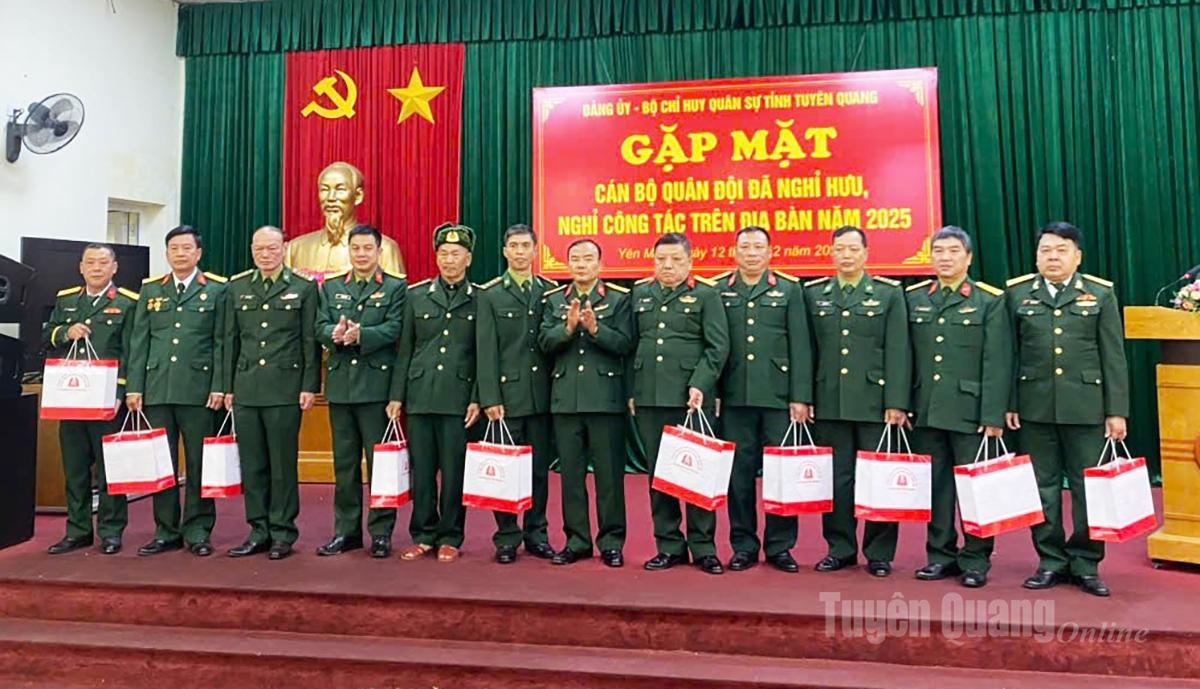 Lãnh đạo Bộ CHQS tỉnh tặng quà cán bộ quân đội đã nghỉ hưu, nghỉ công tác trên địa bàn các xã vùng cao.