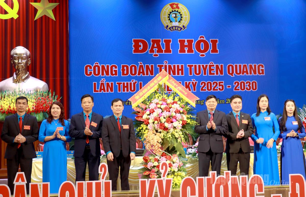 Đồng chí Phan Văn Anh, Phó Chủ tịch Tổng Liên đoàn Lao động Việt Nam tặng hoa chúc mừng Đại hội.