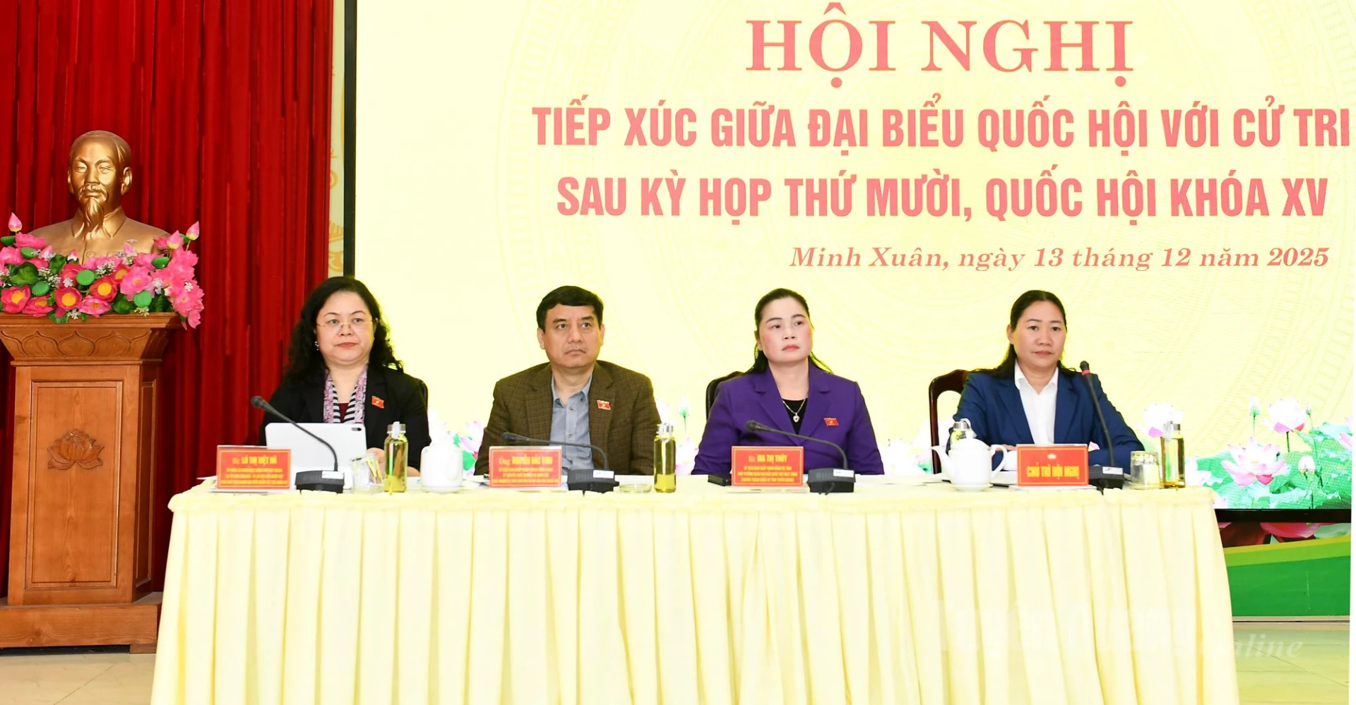 Các đại biểu Quốc hội tại buổi tiếp xúc cử tri phường Minh Xuân.