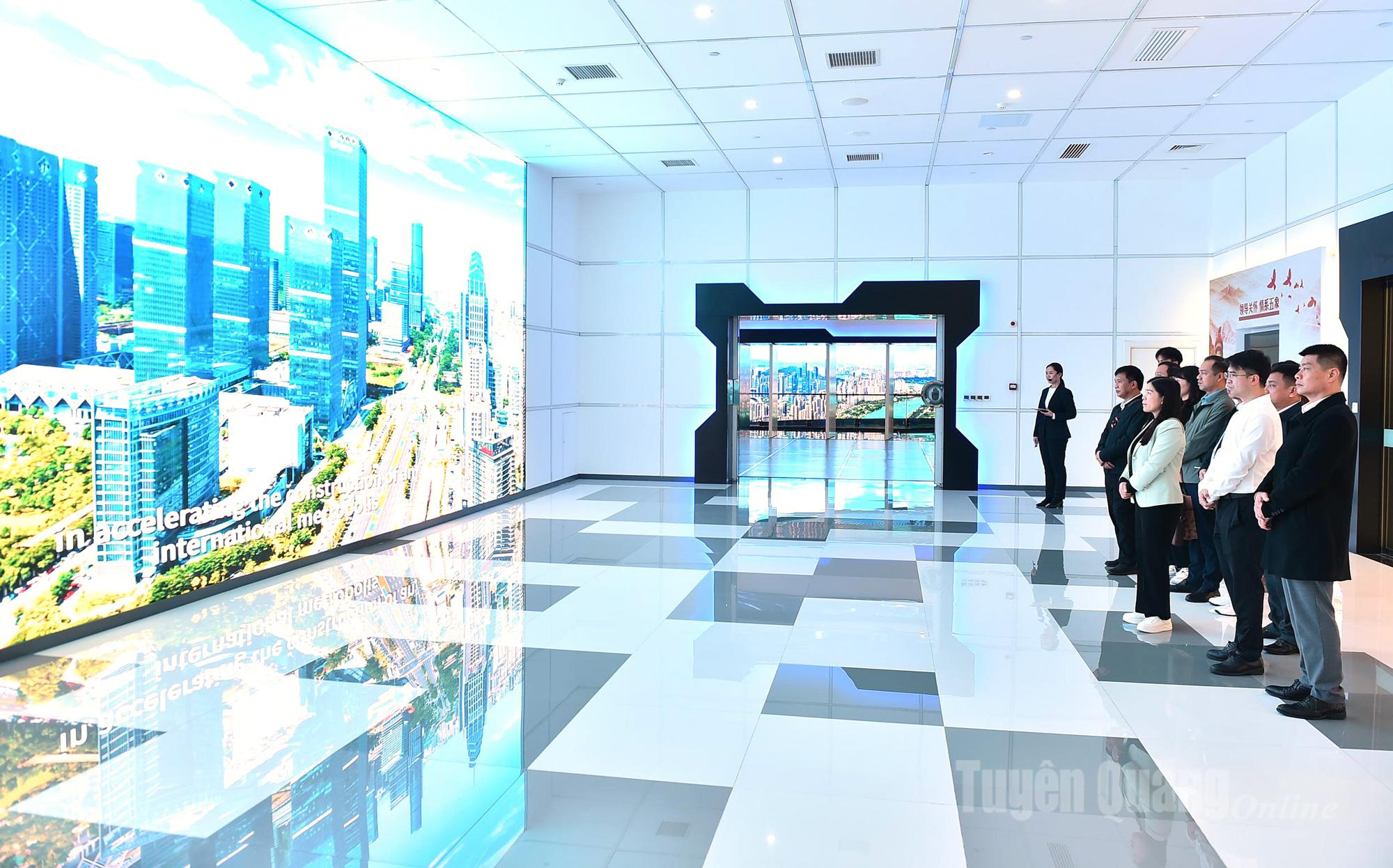 The delegation of the Provincial People’s Council surveyed the planning of the Wuxiang New Urban Area in Nanning.