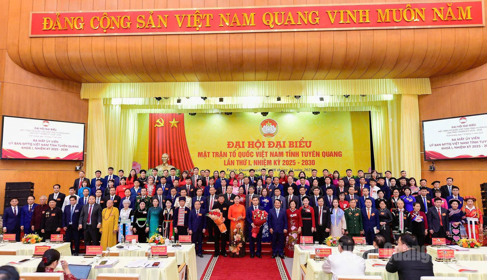 Các đồng chí Uỷ viên Uỷ ban MTTQ Việt Nam tỉnh khoá I ra mắt Đại hội.