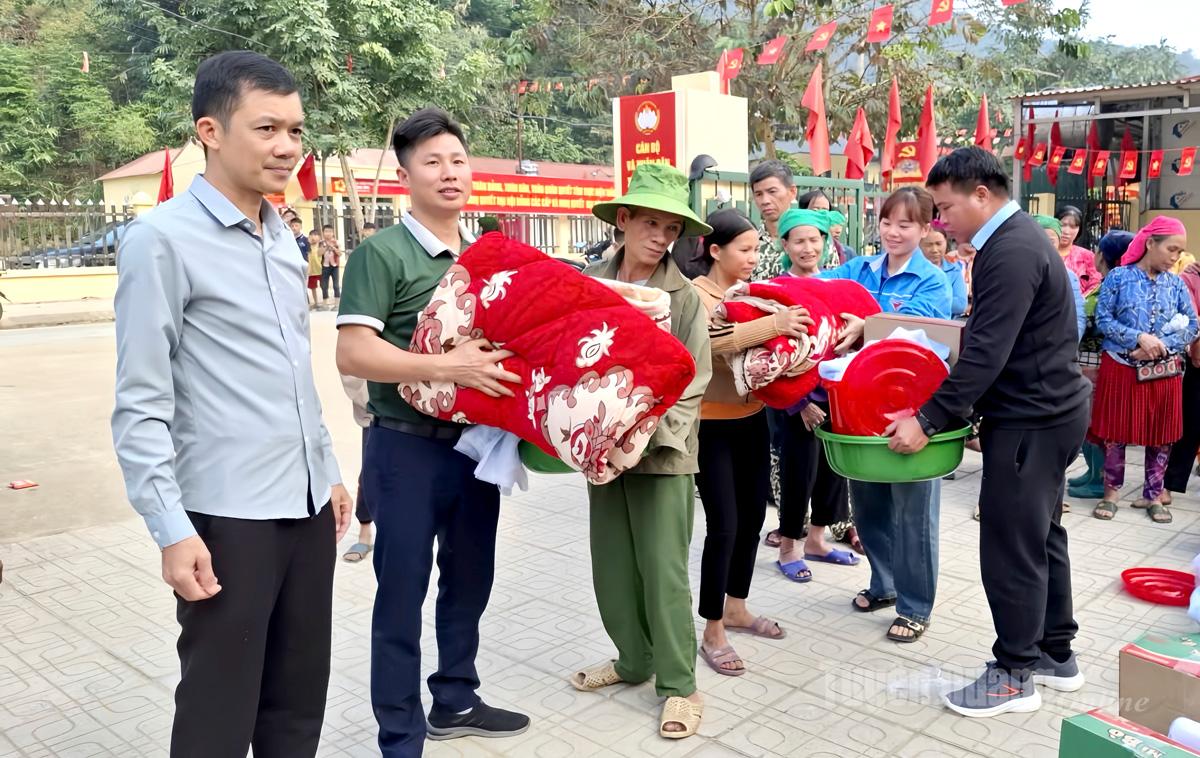 Đoàn trao tặng quà cho hộ nghèo xã Minh Sơn.