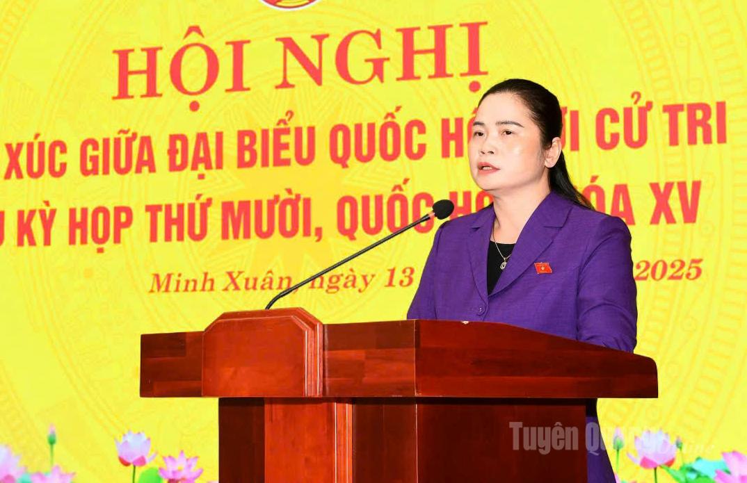 Đồng chí Phó Trưởng đoàn chuyên trách Đoàn đại biểu Quốc hội tỉnh Ma Thị Thúy đã thông báo với cử tri về kết quả Kỳ họp thứ 10, Quốc hội khóa XV.