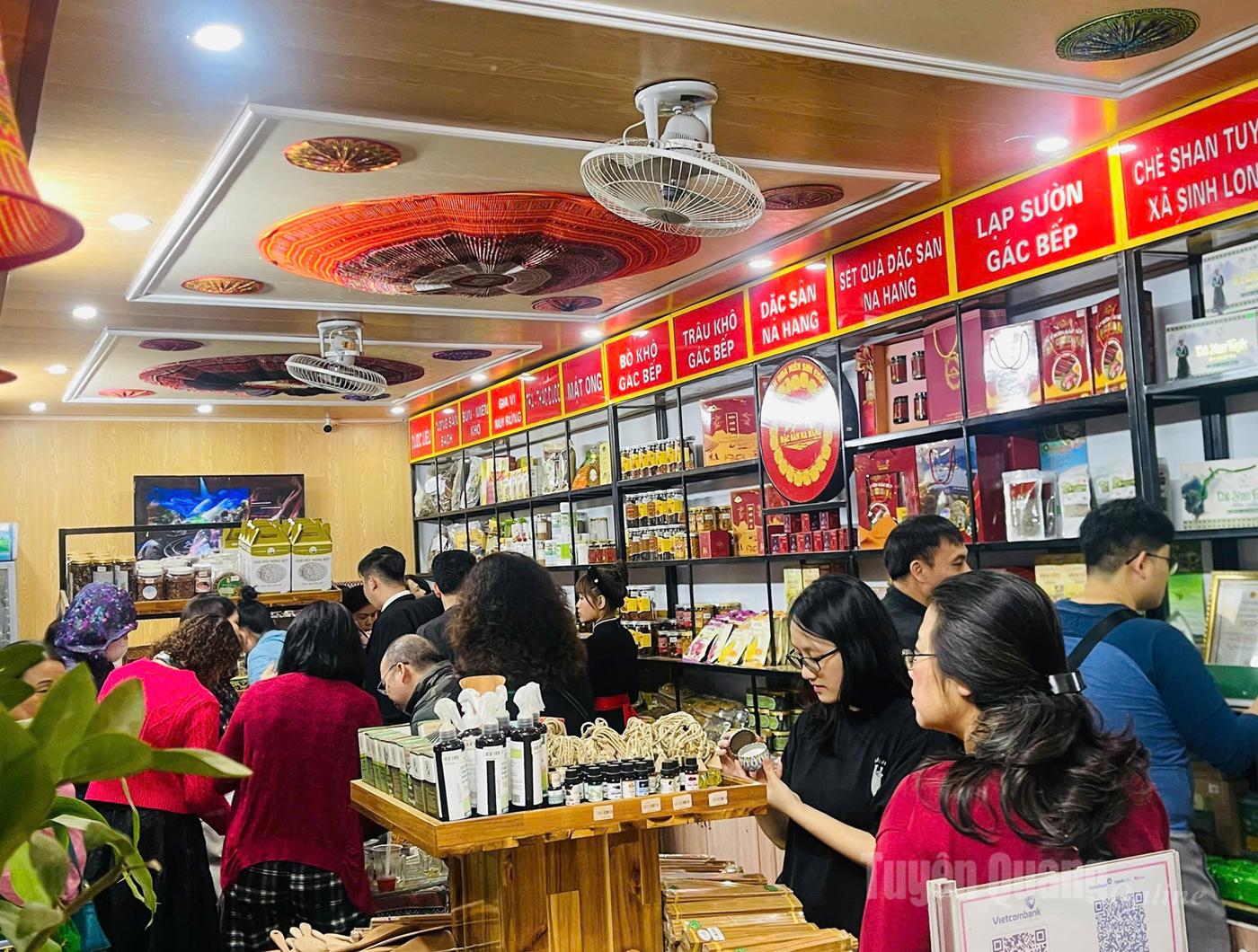 Đông đảo du khách đến tham quan, mua sắp sản phẩm tại điểm giới thiệu