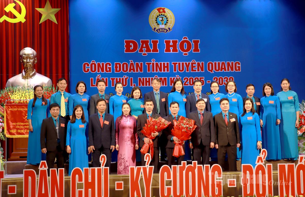 Phó Chủ tịch Tổng Liên đoàn Lao động Việt Nam Phan Văn Anh và Phó Bí thư Thường trực Tỉnh ủy Lê Thị Kim Dung tặng hoa chúc mừng Ban Chấp hành Liên đoàn Lao động tỉnh nhiệm kỳ 2025 - 2030.