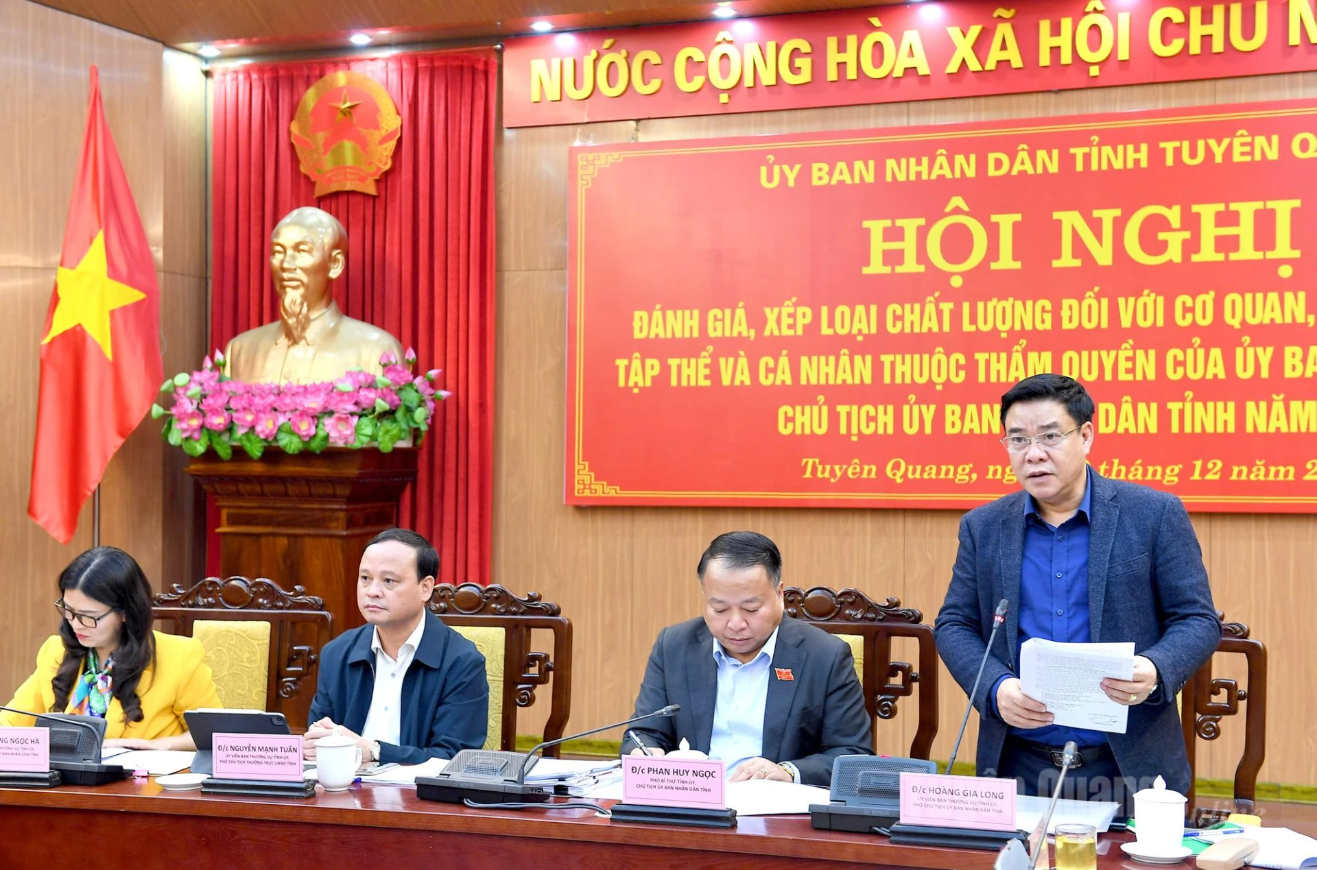 Đồng chí Phó Chủ tịch UBND tỉnh Hoàng Gia Long phát biểu tại hội nghị.