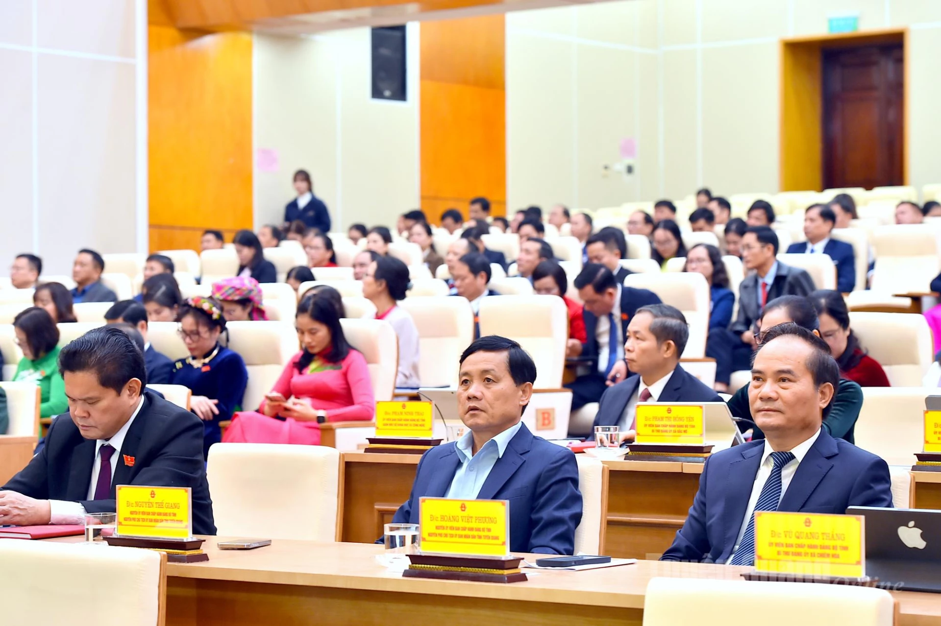 Các đồng chí nguyên lãnh đạo UBND tỉnh và đại biểu dự kỳ họp.