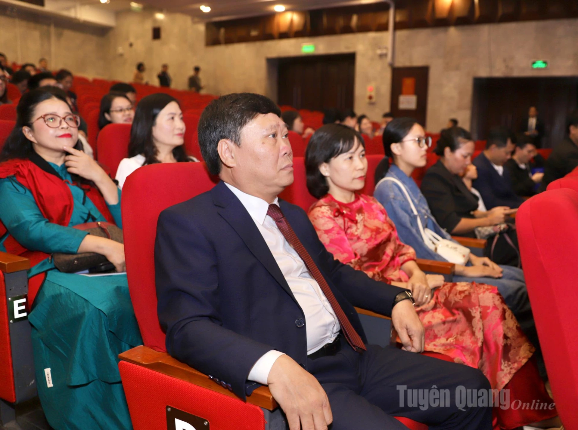 Giám đốc Báo và Phát thanh, truyền hình Tuyên Quang cùng nhóm tác giả đoạt giải dự Lễ trao Giải.