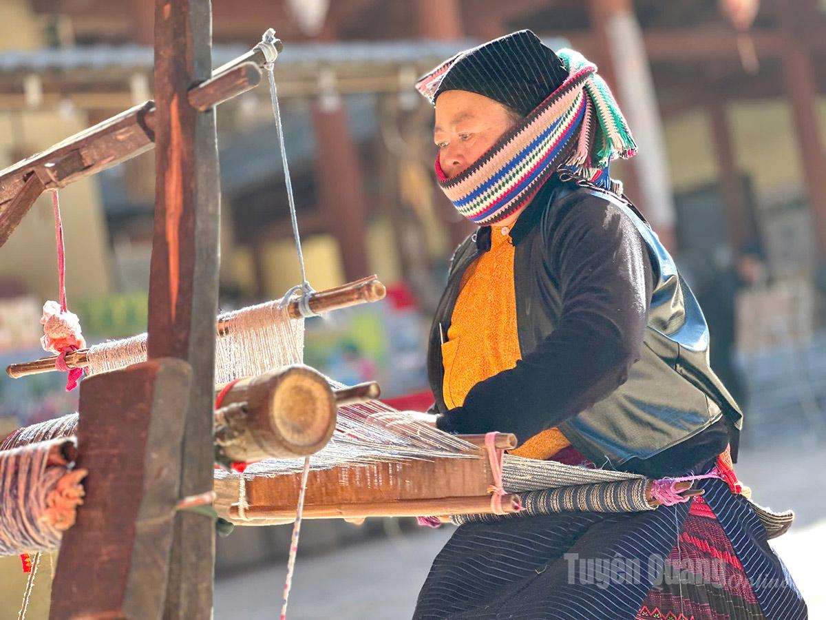 The H’mong hemp loom is very simple, made of wood and firmly fixed in place. The rhythmic clacking sound of the loom has become a characteristic sound of the village.