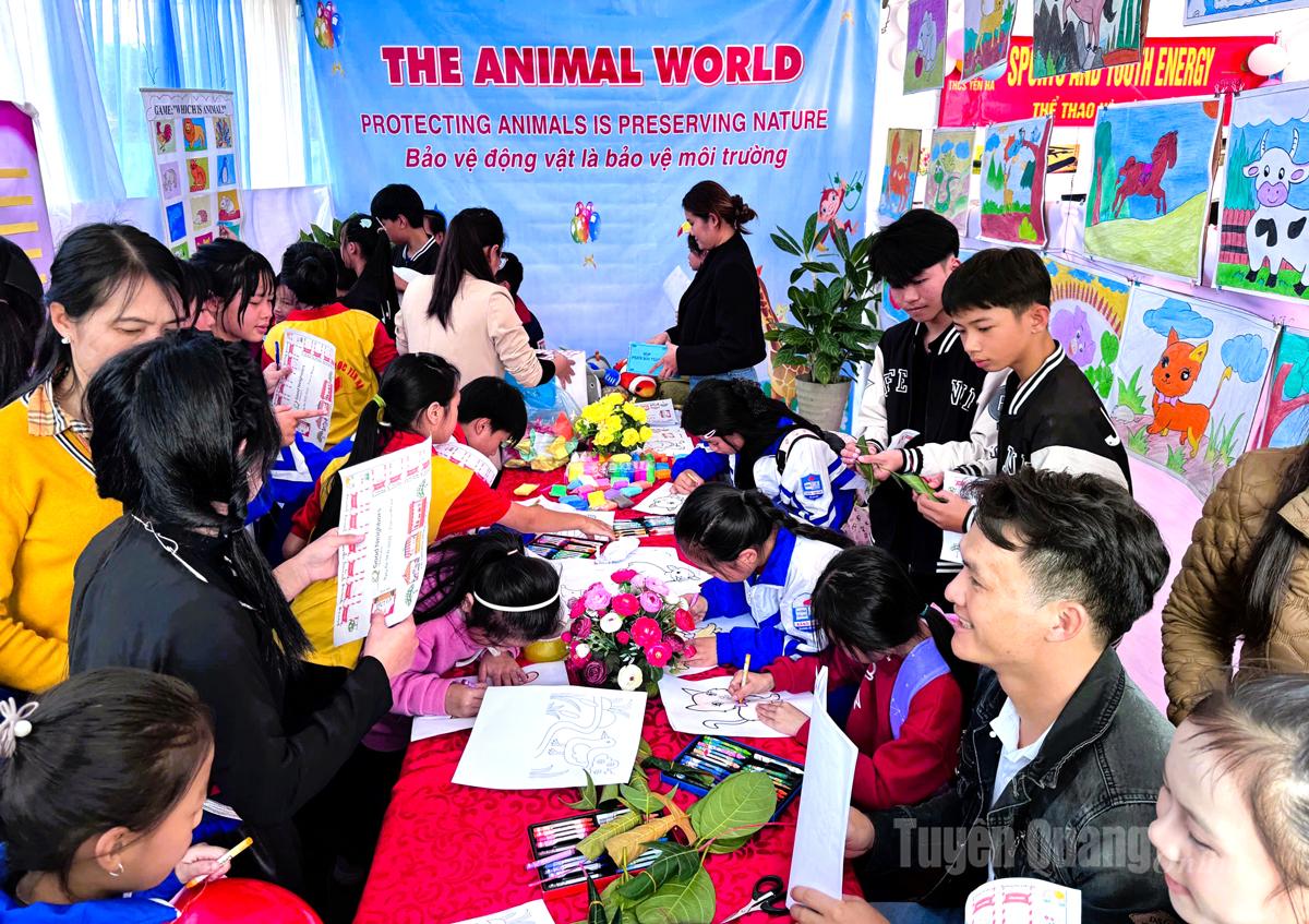 Các em học sinh tham gia cuộc thi vẽ bảo vệ động vật là bảo vệ môi trường.