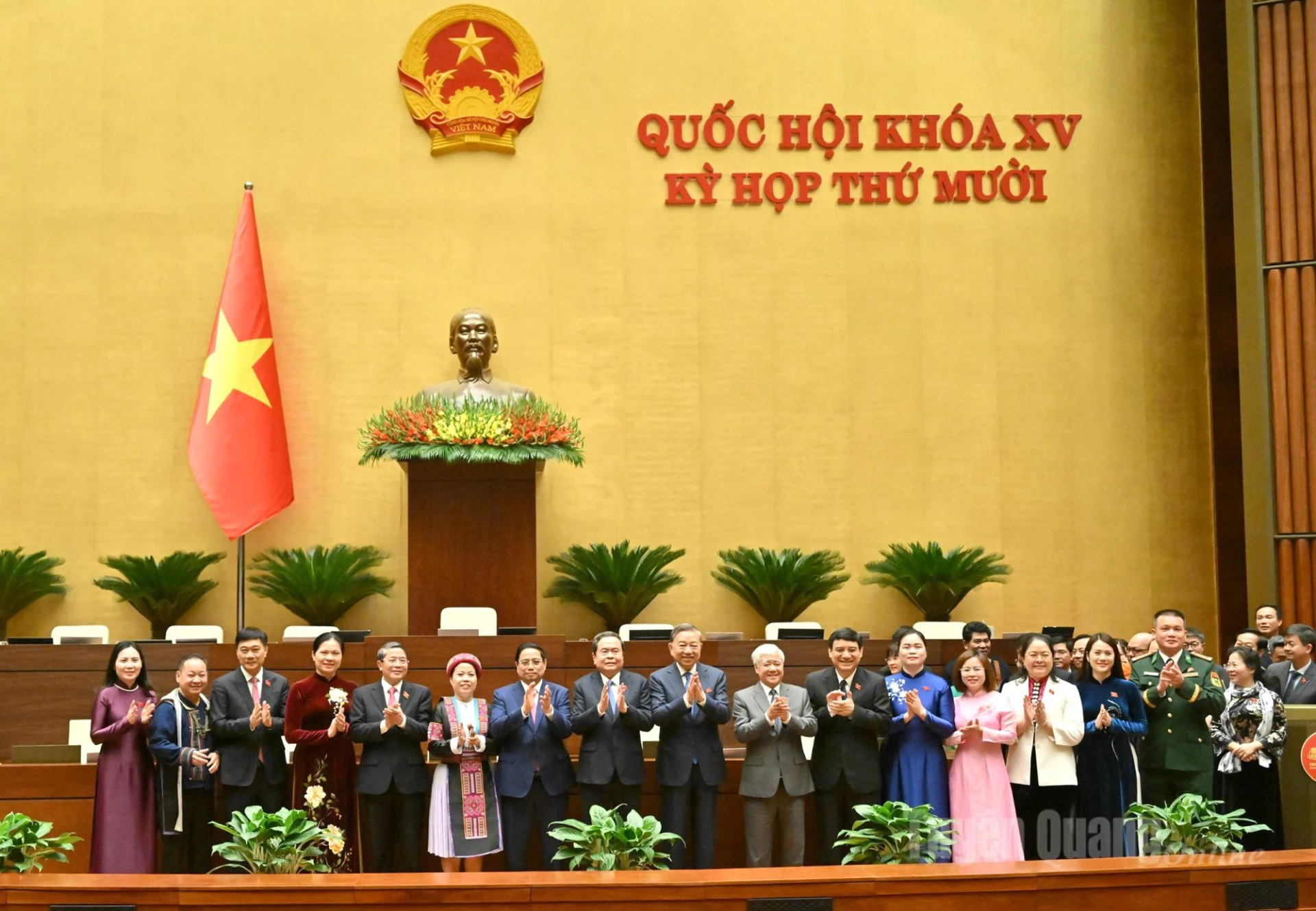 Đoàn ĐBQH tỉnh cùng các đồng chí lãnh đạo Đảng, Nhà nước tại phiên bế mạc kỳ họp.