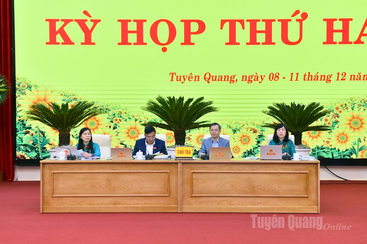 Chủ tọa kỳ họp.