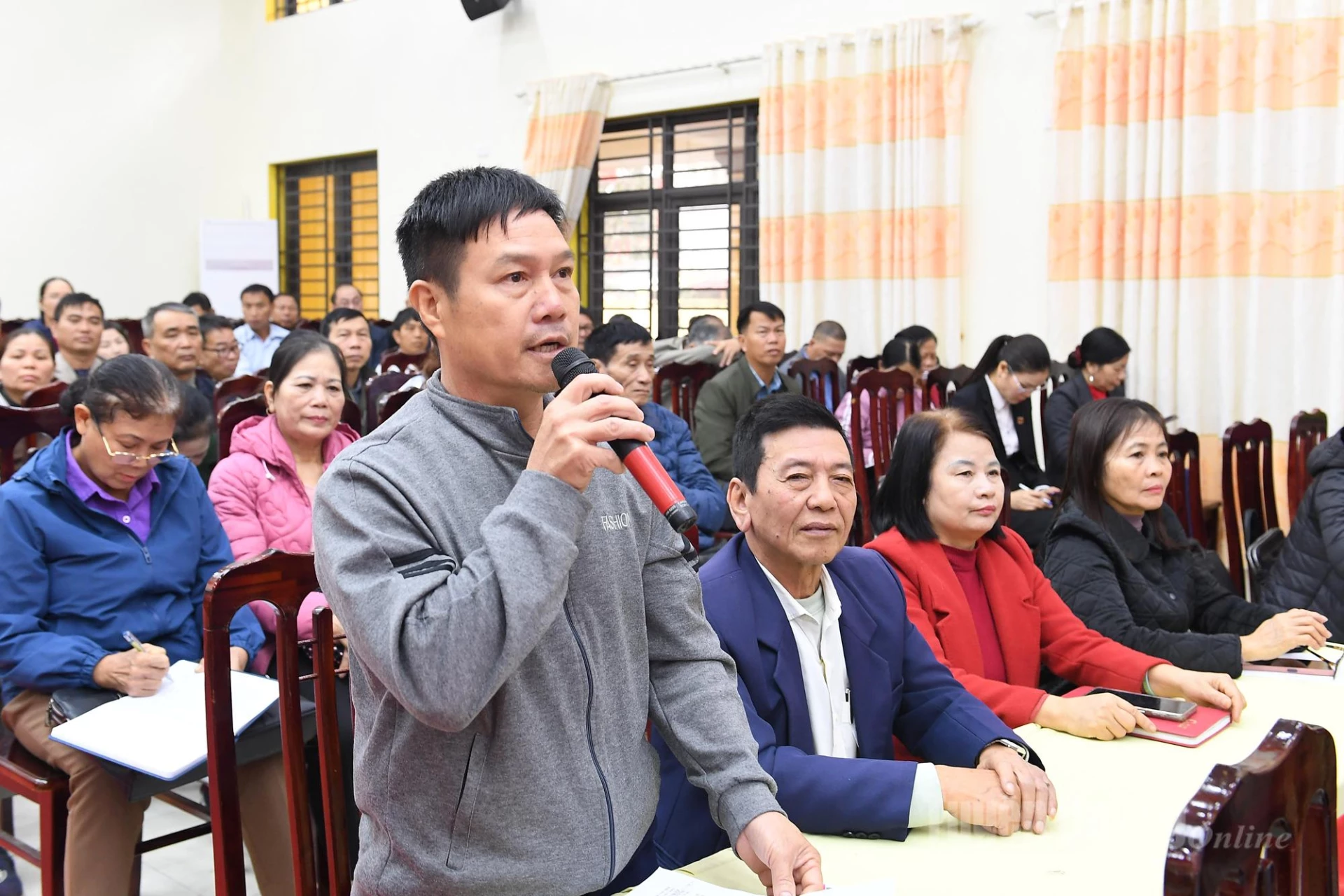 Cử tri xã Sơn Dương nêu ý kiến tại hội nghị.