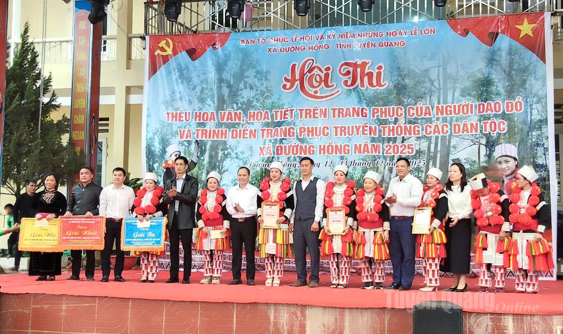 Ban tổ chức trao giải cho các đội thi ở nội dung thi thêu hoa văn, hoạ tiết trên trang phục người Dao đỏ và phần thi ẩm thực.