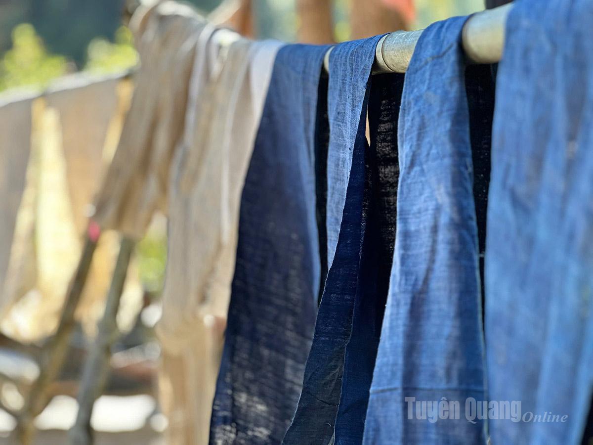 After weaving, the hemp fabric has an off-white color. To create the traditional black and deep blue hues, the H’mong use indigo plants.