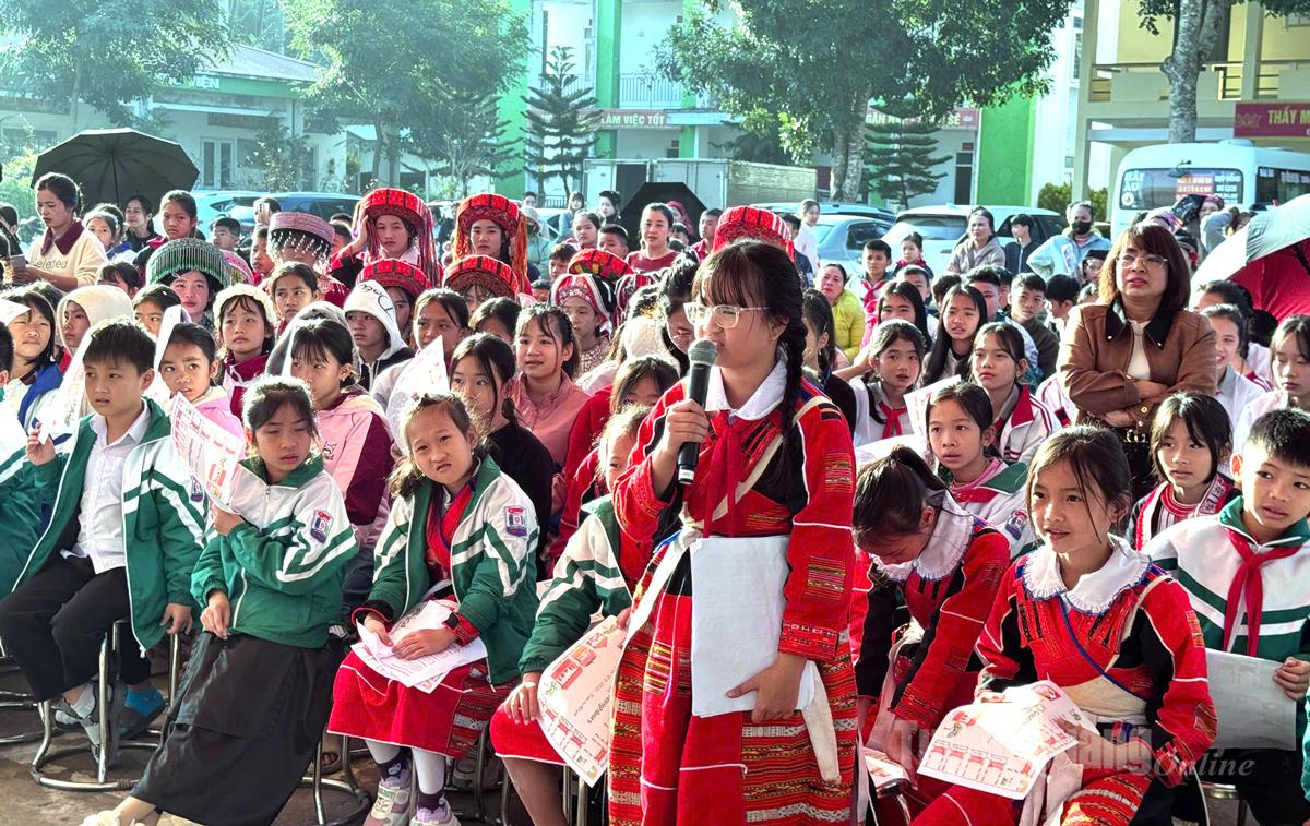 Học sinh tham gia tìm hiểu về các chủ đề về Ngày hội phát triển năng lực trẻ em năm 2025.