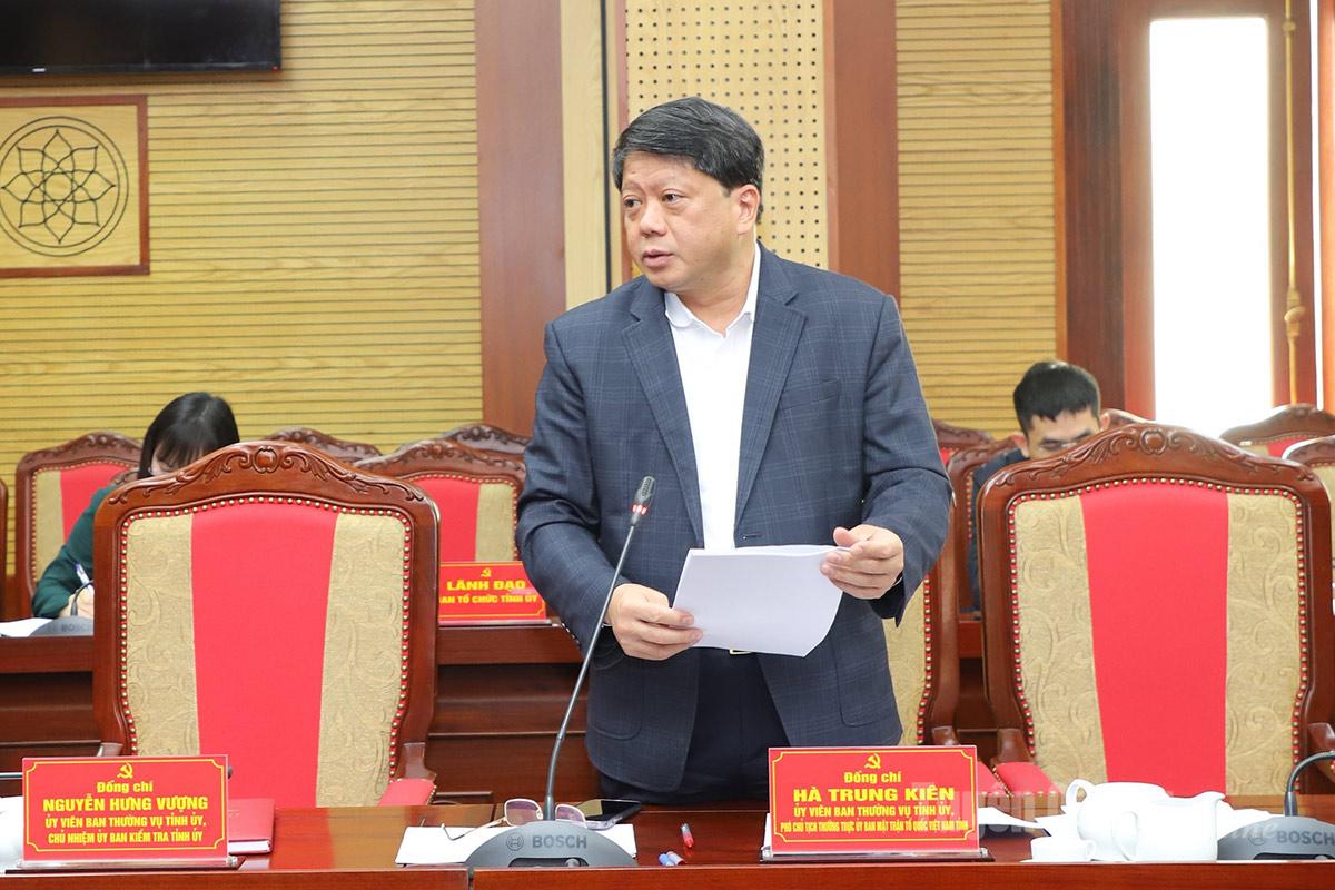 Phó Chủ tịch Thường trực Ủy ban MTTQ tỉnh Hà Trung Kiên trình bày Tờ trình của Đảng ủy Ủy ban MTTQ tỉnh.