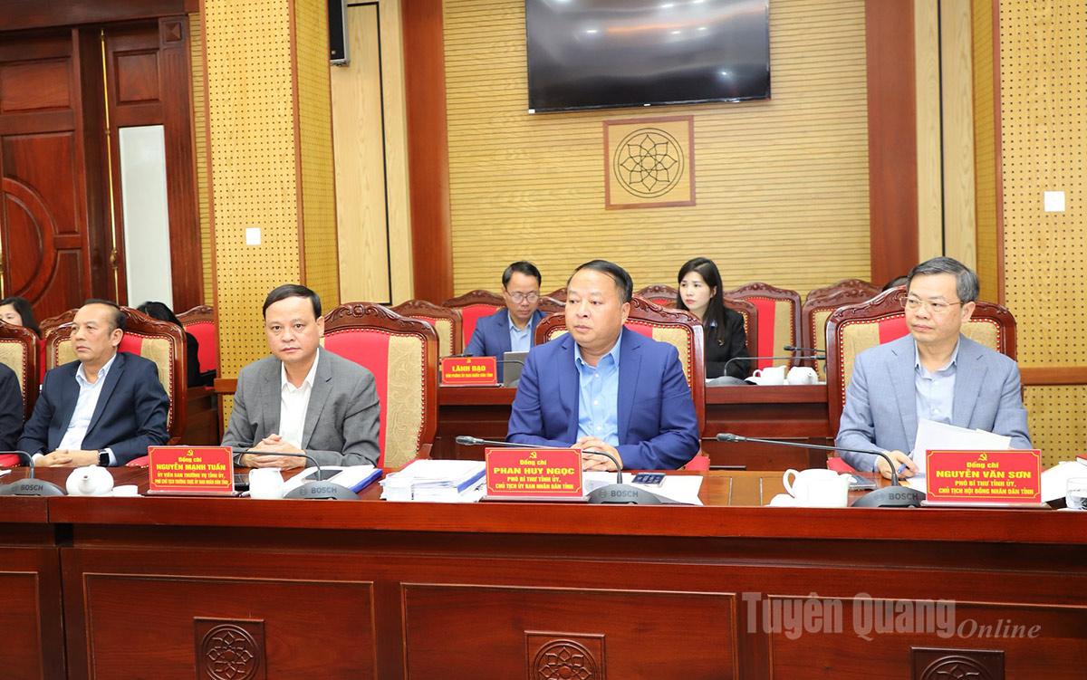 Các đại biểu dự phiên họp.