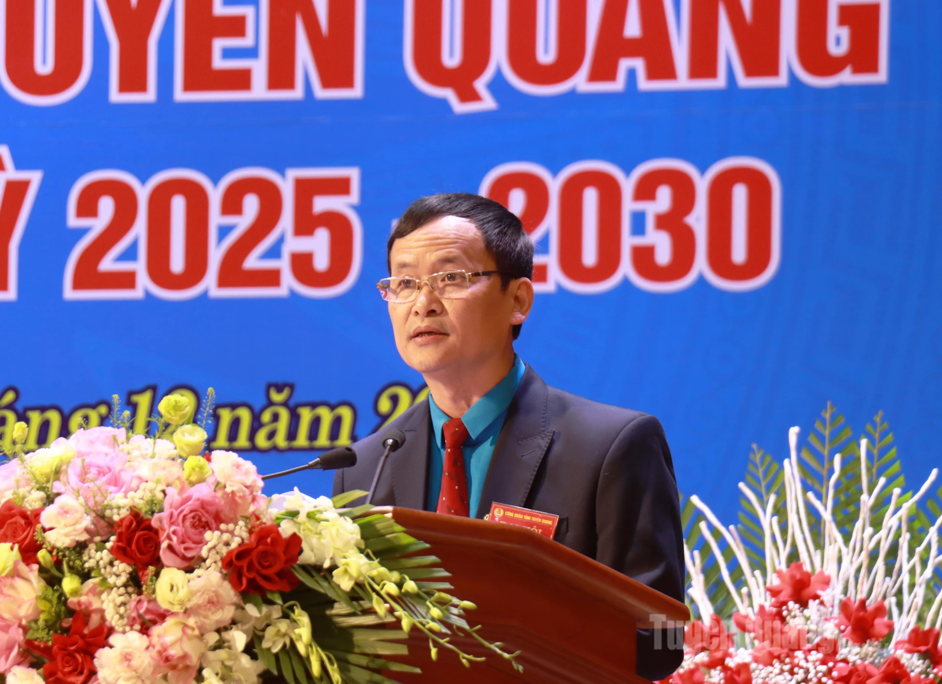 Đồng chí Triệu Tài Phong, Chủ tịch Liên đoàn Lao động tỉnh phát biểu khai mạc Đại hội.