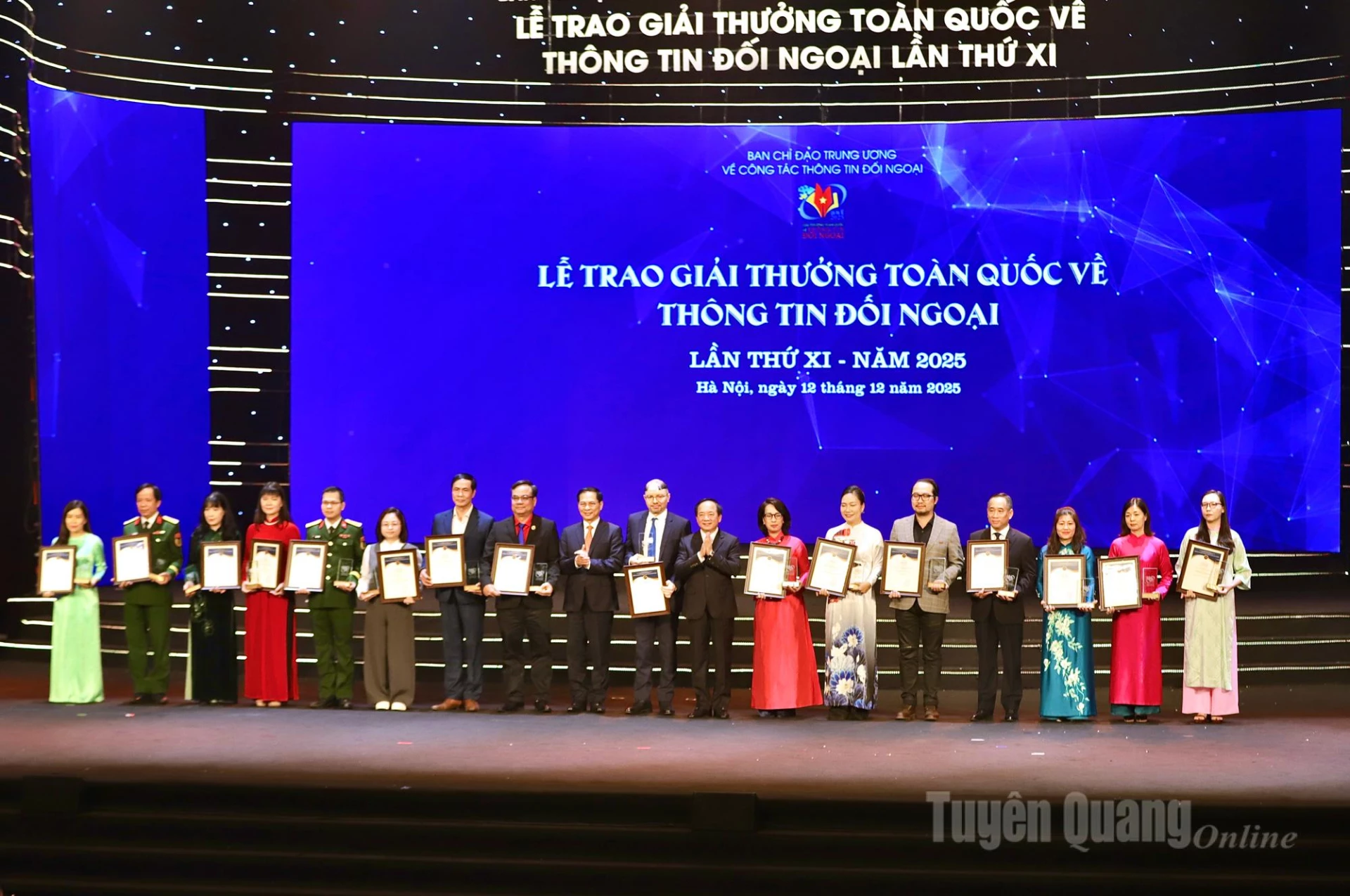 Trưởng ban Tuyên giáo và Dân vận Trung ương Trịnh Văn Quyết và Phó Thủ tướng Bùi Thanh Sơn trao giải Nhì cho các tác giả, nhóm tác giả.