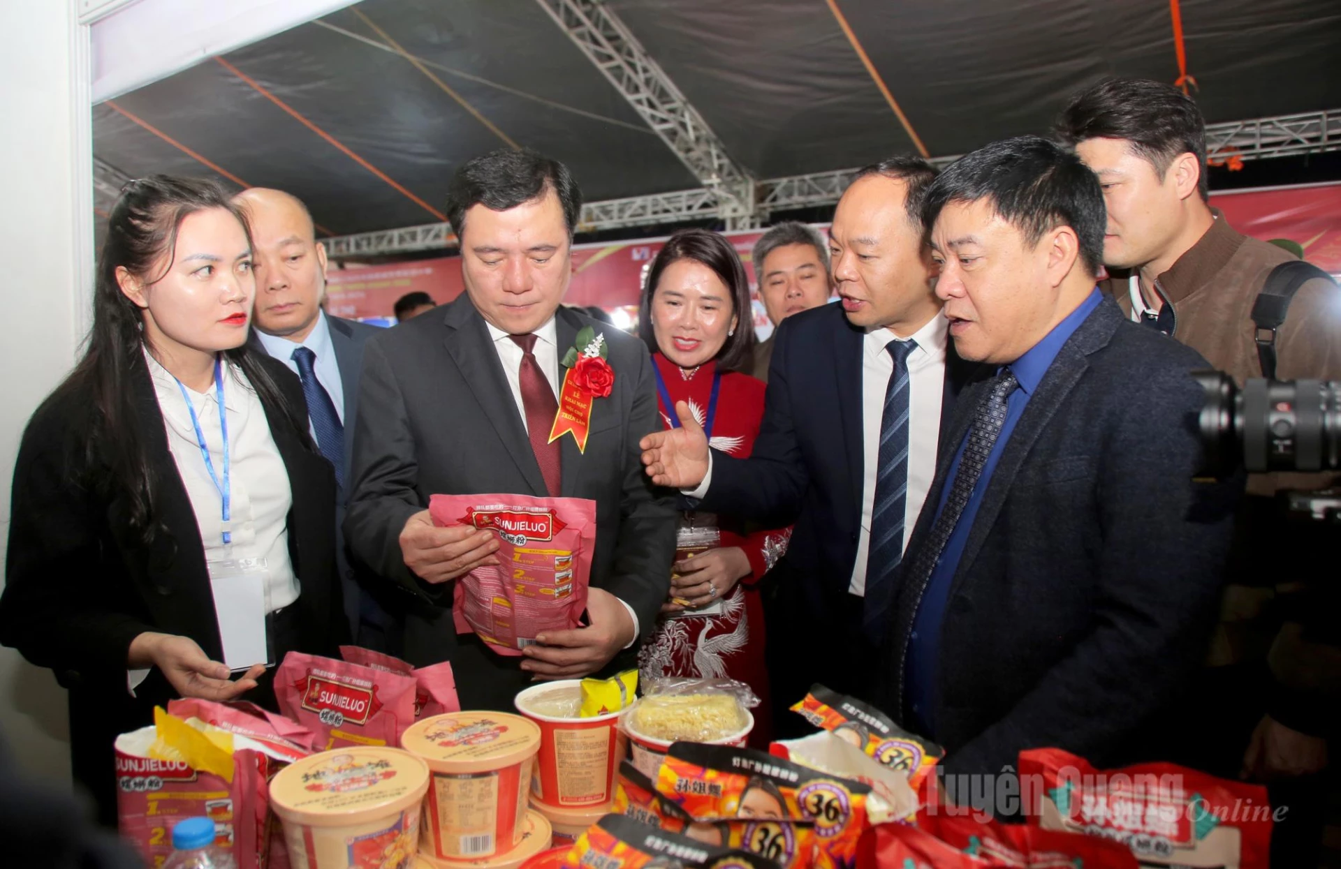 Các đồng chí lãnh đạo thăm các gian hàng tại hội chợ.