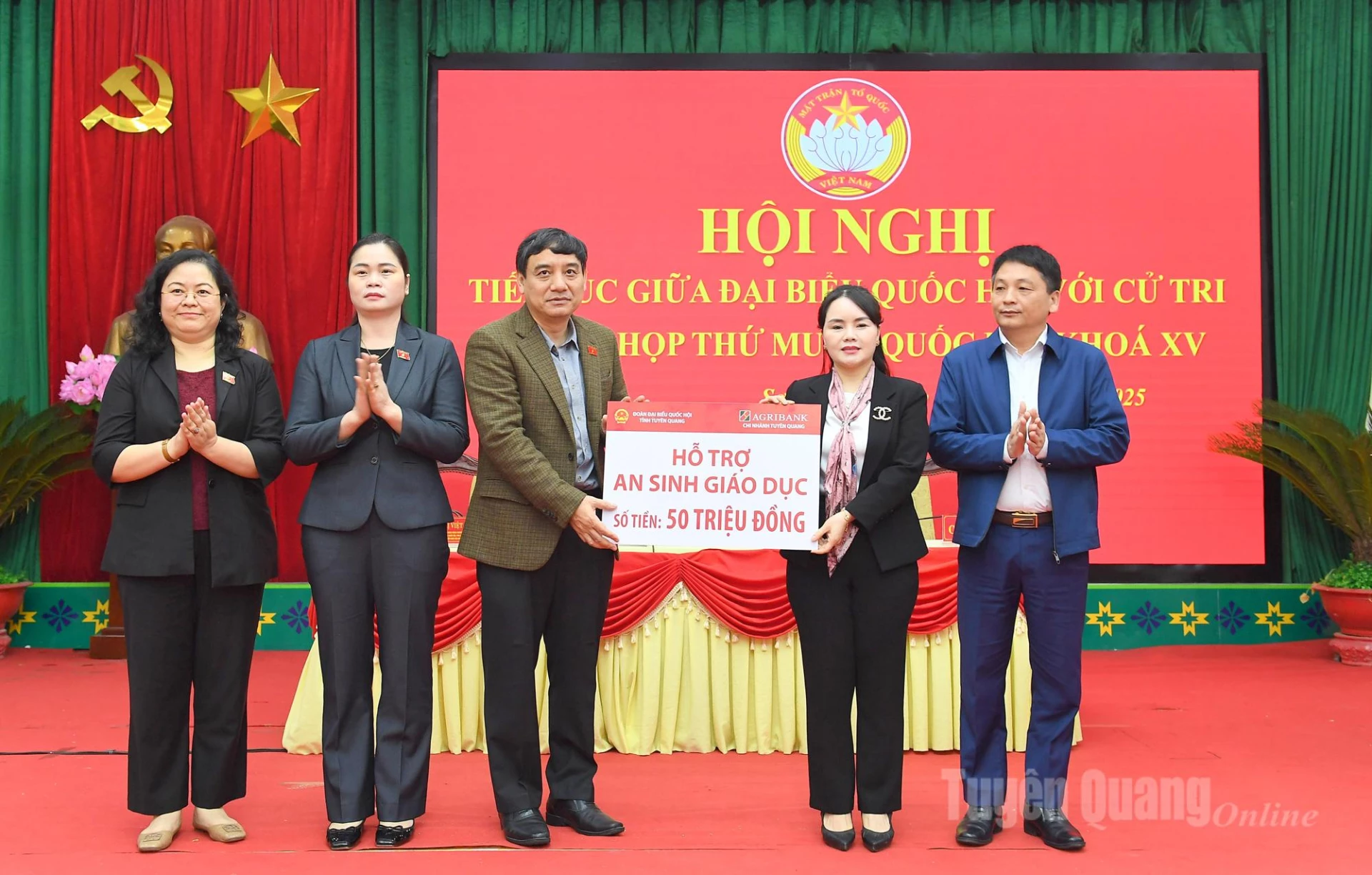 Đoàn đại biểu Quốc hội tỉnh trao 50 triệu đồng hỗ trợ an sinh xã hội trên địa bàn xã Sơn Dương.