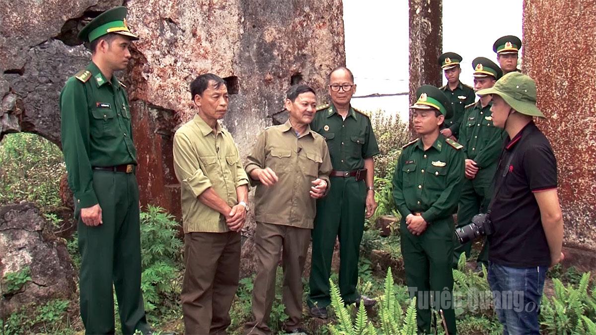 Cựu chiến binh Bộ đội Biên phòng thăm lại chiến trường xưa tại điểm cao Phìn Lò, xã Sơn Vĩ.