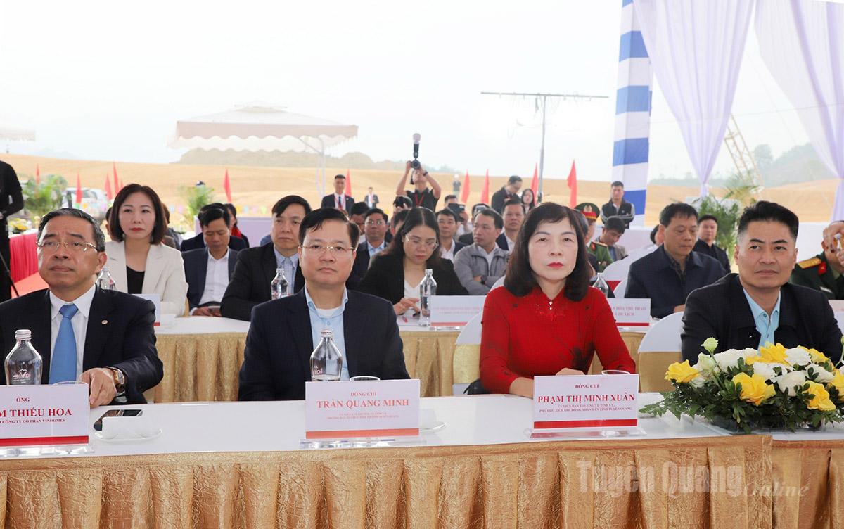 Các đại biểu dự buổi lễ.