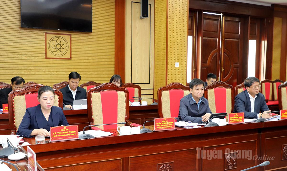 Các đại biểu dự phiên họp.