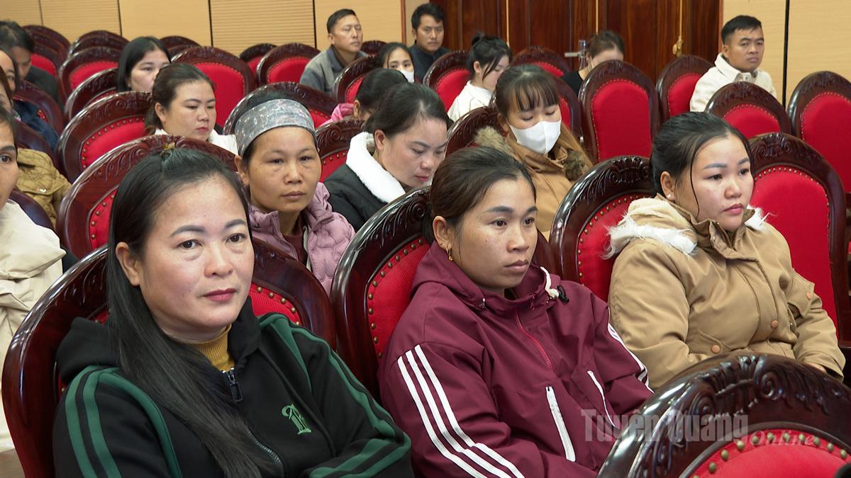 Các hội viên nông dân từ 10 xã, phường tham gia Hội nghị tư vấn, giới thiệu việc làm.