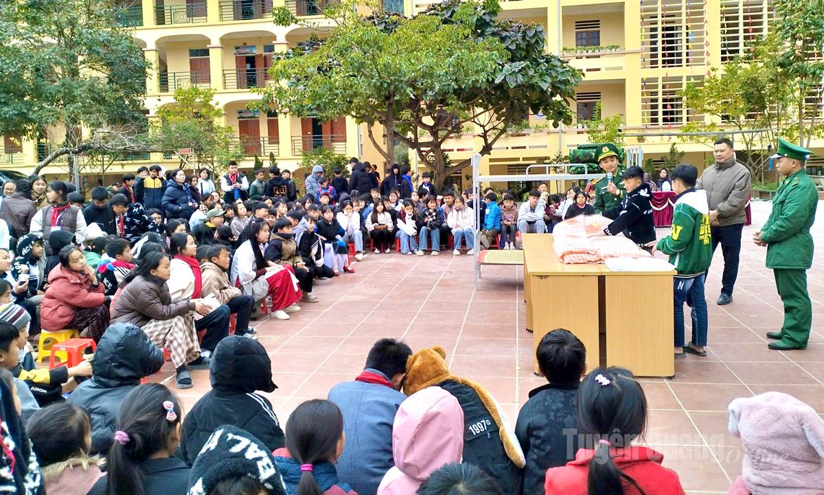 Hướng dẫn kỹ năng gấp chăn màn và rèn luyện nền nếp sinh hoạt cho học sinh.