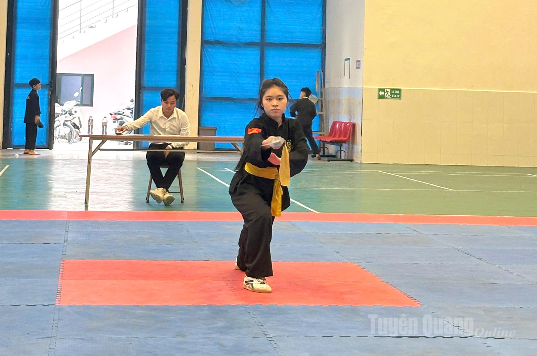 Vận động viên tham gia thi đấu nội dung biểu diễn tại giải.