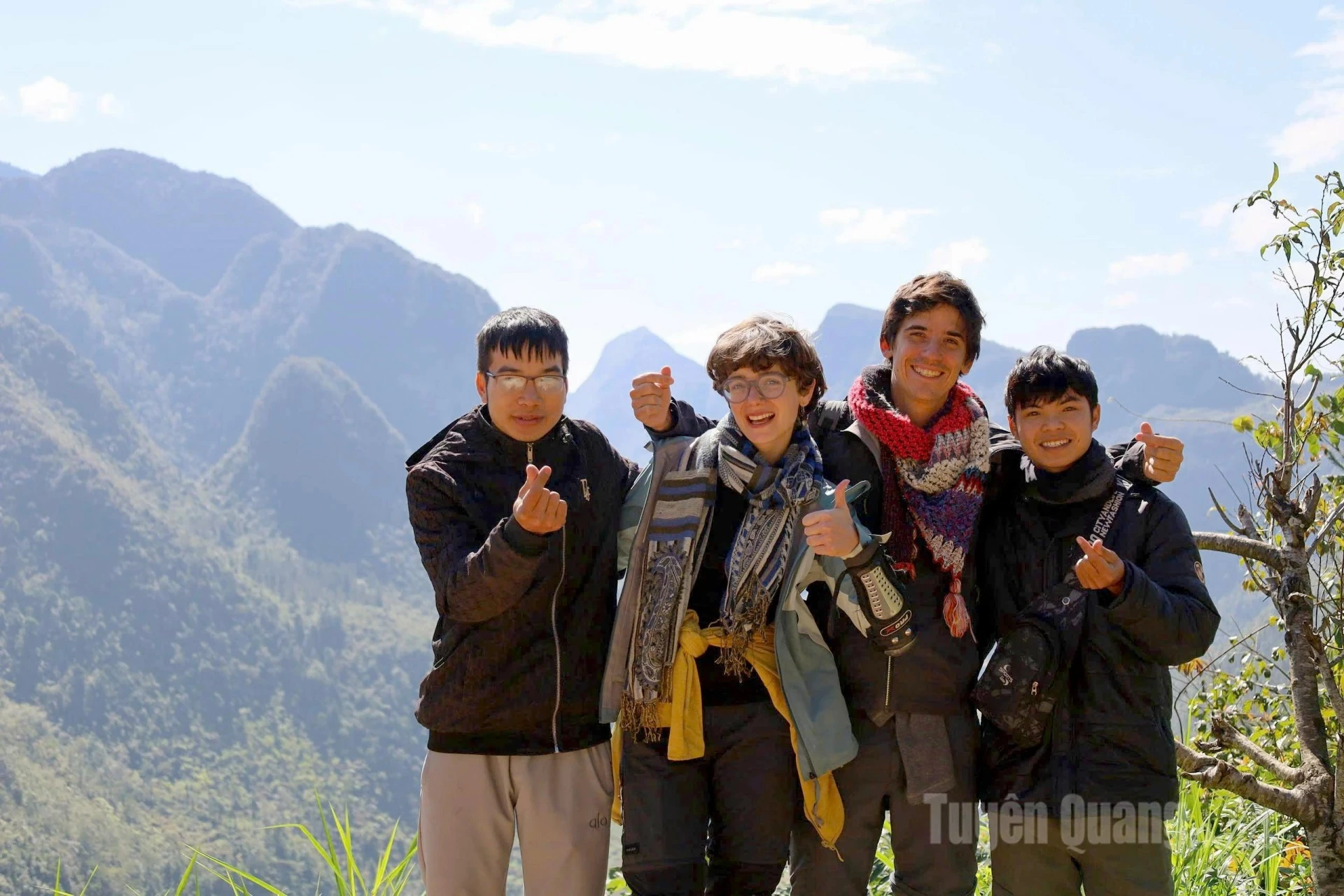 Stopping at Chin Khoanh Pass, visitors record memorable moments with Pho Bang Valley and the majestic “cat ear” mountain ranges.