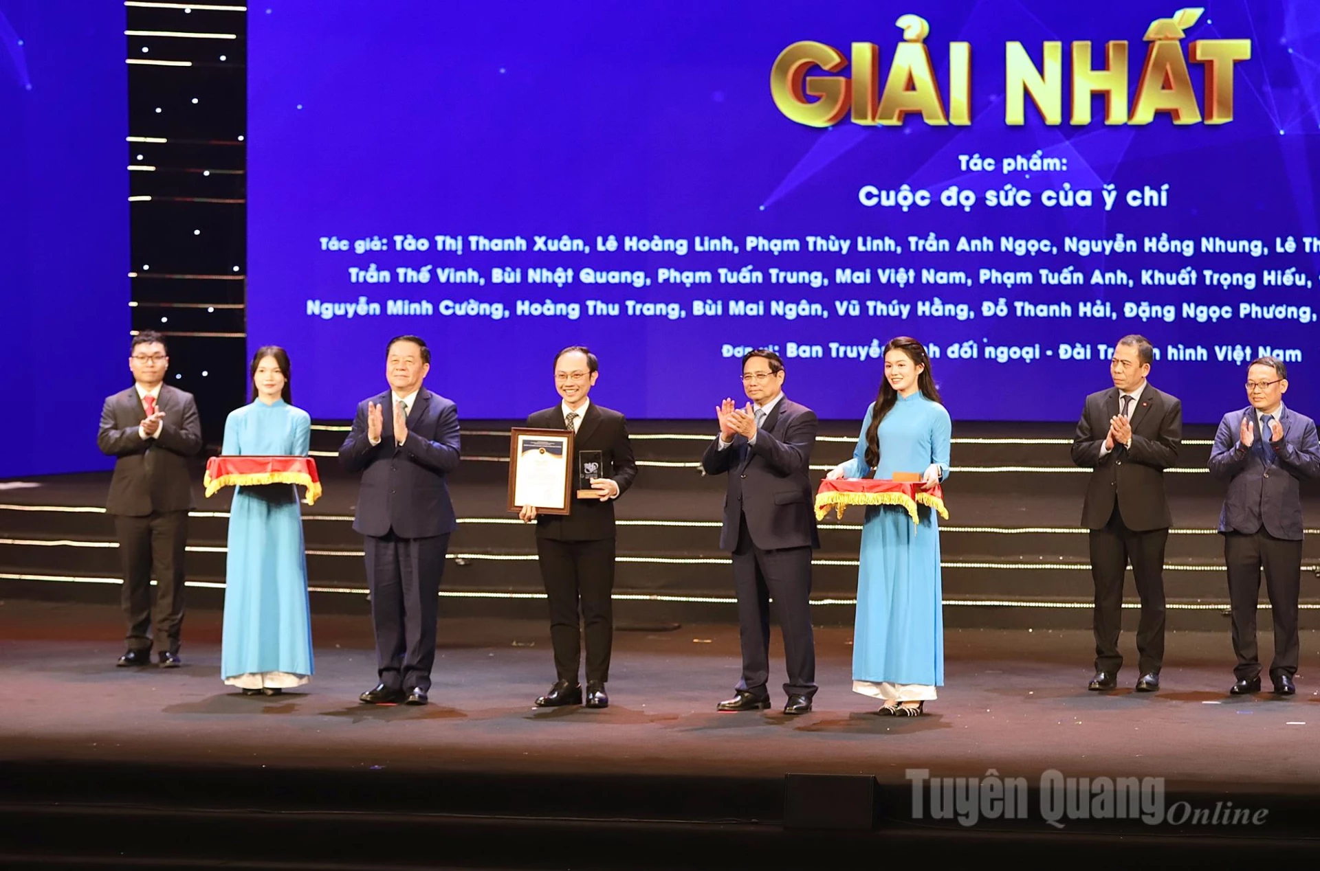 Thủ tướng Chính phủ Phạm Minh Chính và Trưởng ban Chỉ đạo Trung ương về công tác đối ngoại, Chủ nhiệm Tổng cục Quân đội Nhân dân Việt Nam Nguyễn Trọng Nghĩa trao giải Nhất cho các tác giả.