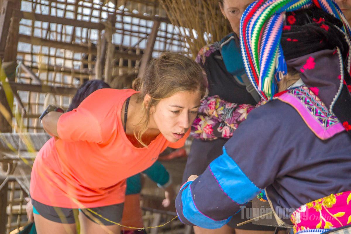 Christine, a tourist from Canada, closely observed each step of the weaving process here. She noted that it is a highly labor-intensive job. She expressed her admiration for the artisans who create unique handicraft products through such a complex, multi-step process.