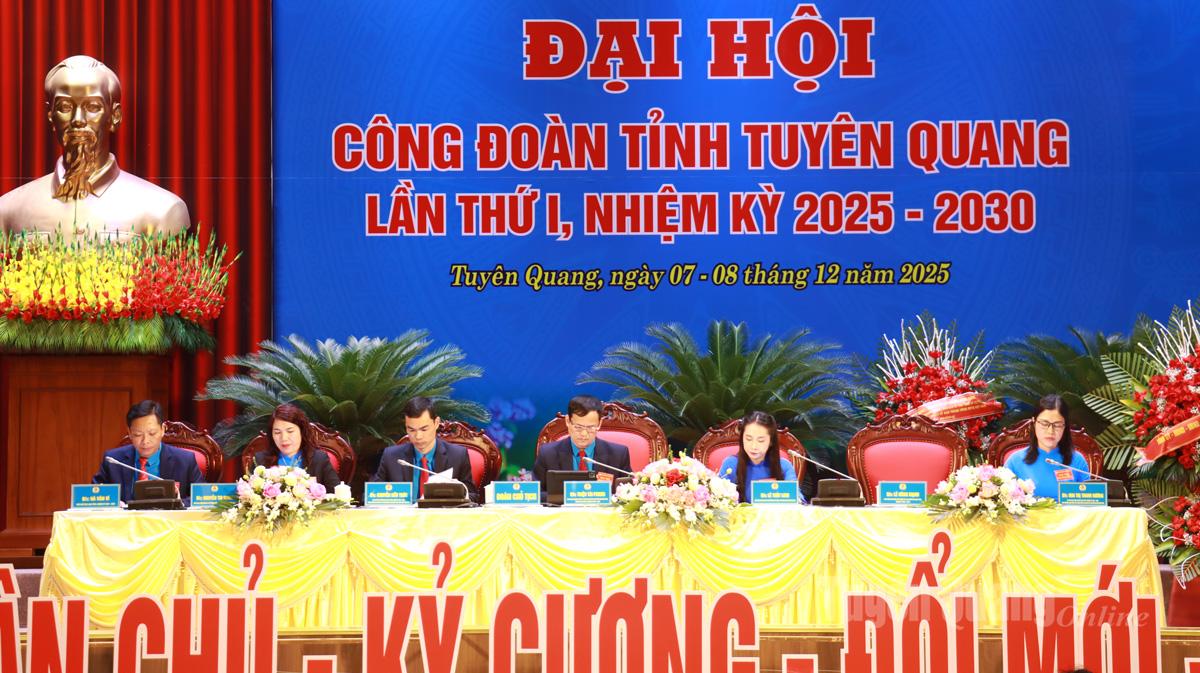 Đoàn Chủ tịch Đại hội.