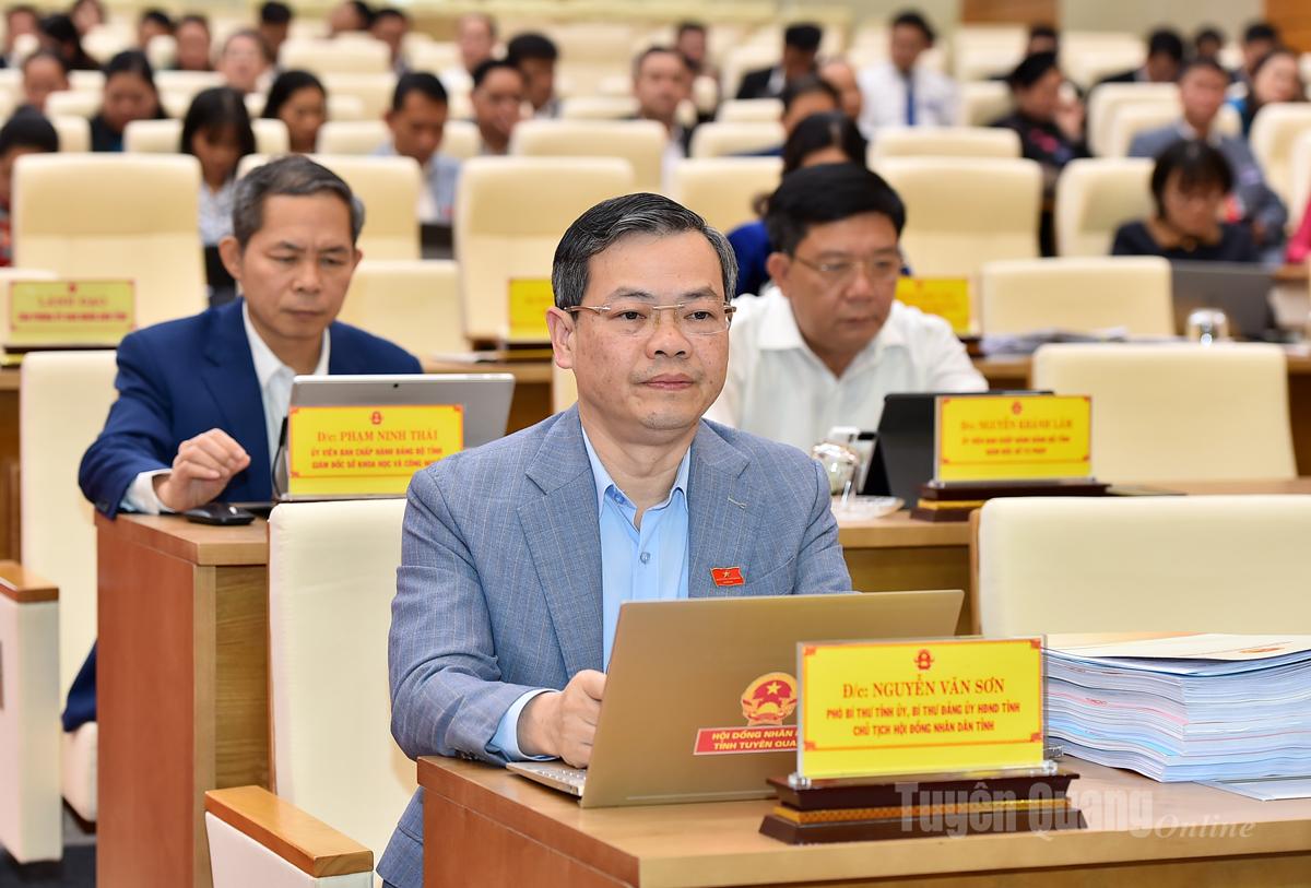 Đồng chí Nguyễn Văn Sơn, Chủ tịch HĐND tỉnh tại Tổ thảo luận số 1.