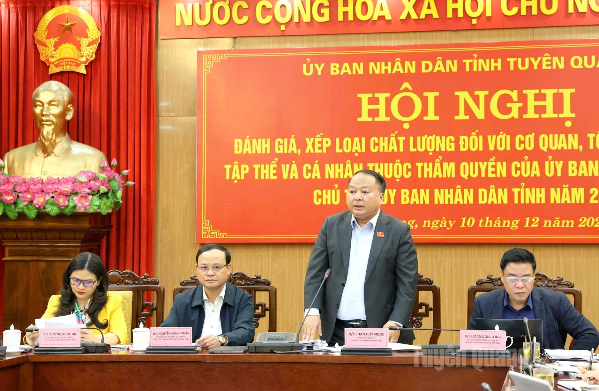 Đồng chí Chủ tịch UBND tỉnh Phan Huy Ngọc phát biểu kết luận hội nghị.