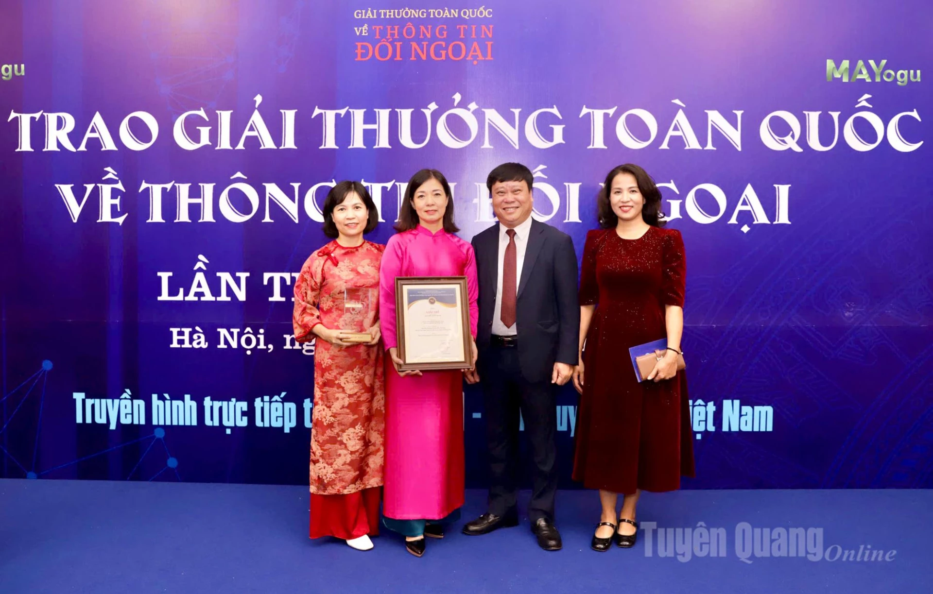 Giám đốc Mai Đức Thông cùng nhóm tác giả tại Lễ trao Giải.