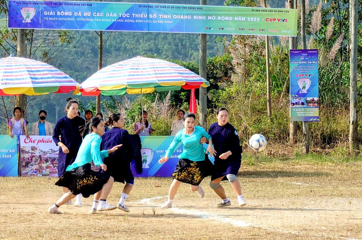 Các cầu thủ nữ Hoà An (mặc áo xanh) trong trận đấu với đội bóng Lục Hồn.