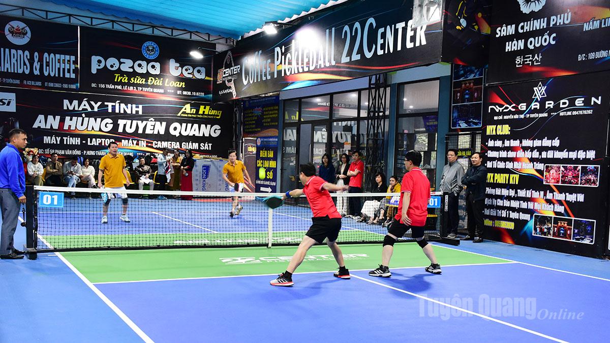 Một trận thi đấu nội dung đôi lãnh đạo tại giải.