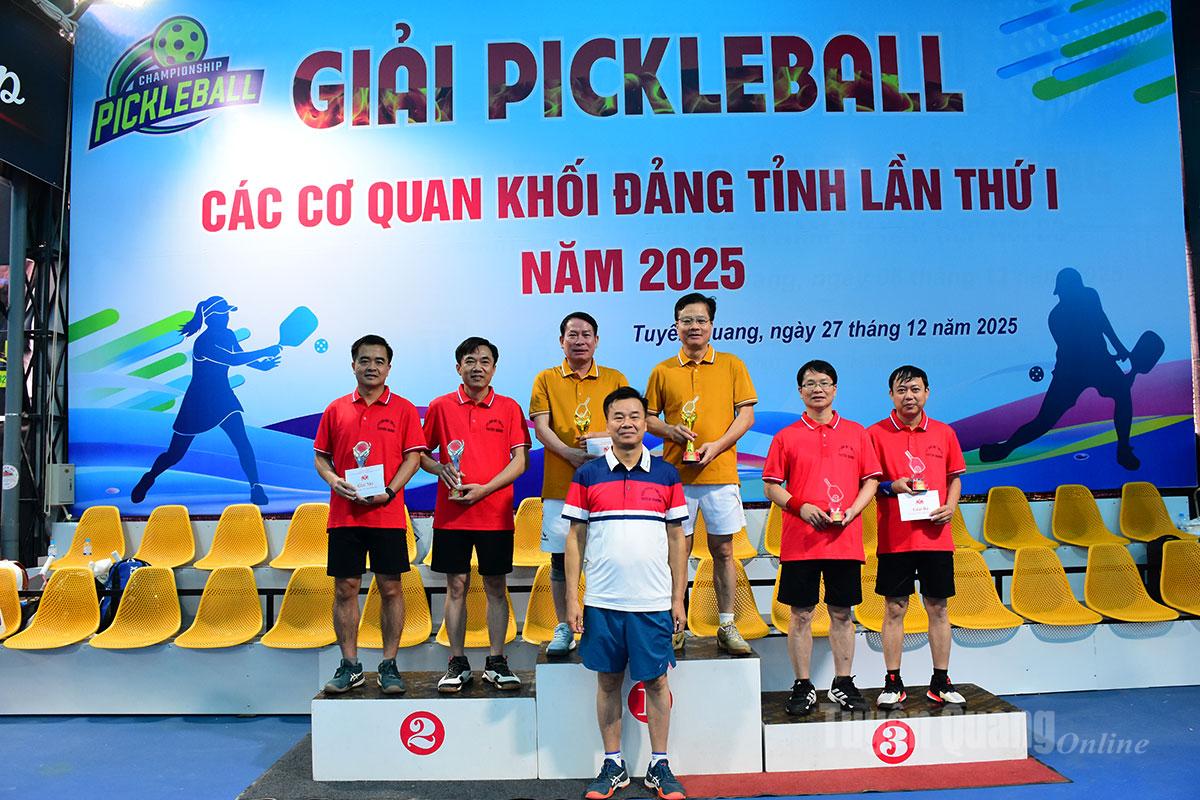 Ban tổ chức giải trao cúp cho các đôi vận động viên thi đấu xuất sắc ở nội dung đôi nam lãnh đạo.